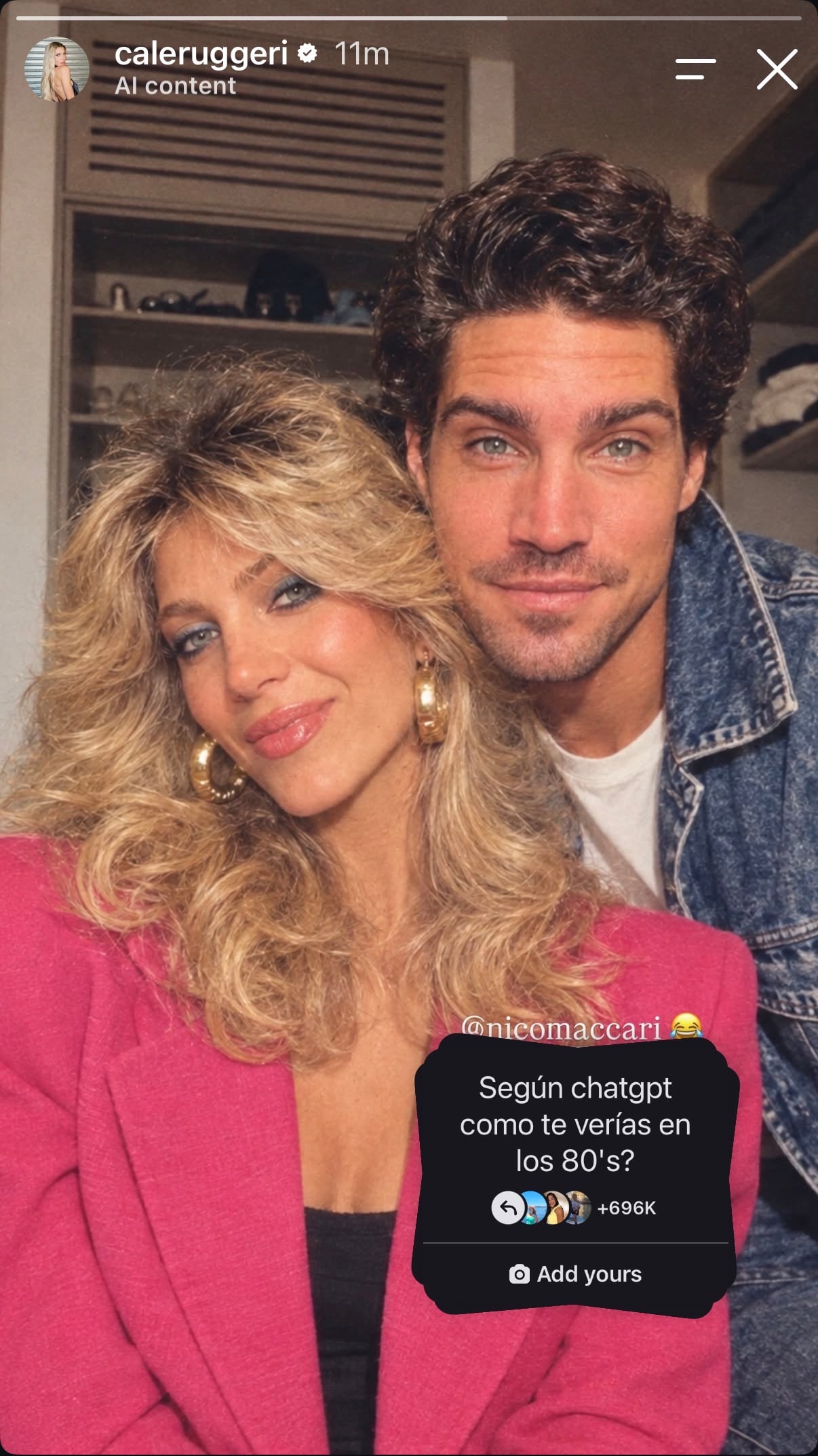 Cande Ruggeri y su pareja posaron con blazer fucsia y campera de jean, en una imagen que evoca la portada de una revista ochentosa
