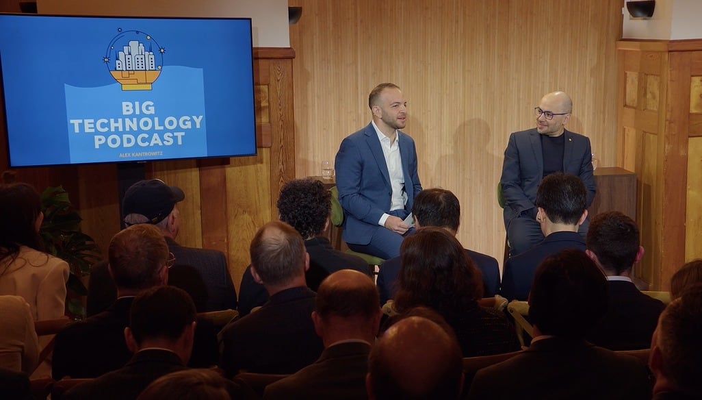 Demis Hassabis estima que la llegada de la inteligencia artificial general podría producirse en cinco a diez años, aunque admite desafíos filosóficos y técnicos