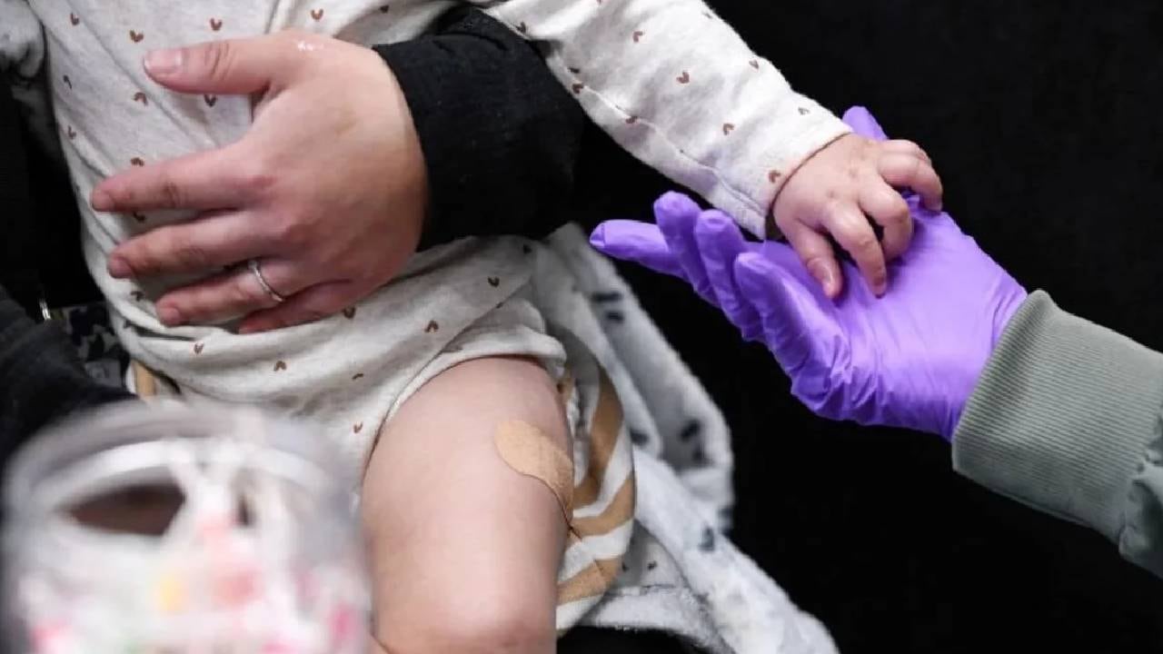 El CDC advirtió que el sarampión, uno de los virus más contagiosos, puede causar complicaciones graves como neumonía y enfermedades cerebrales fatales en niños. (Reuters)