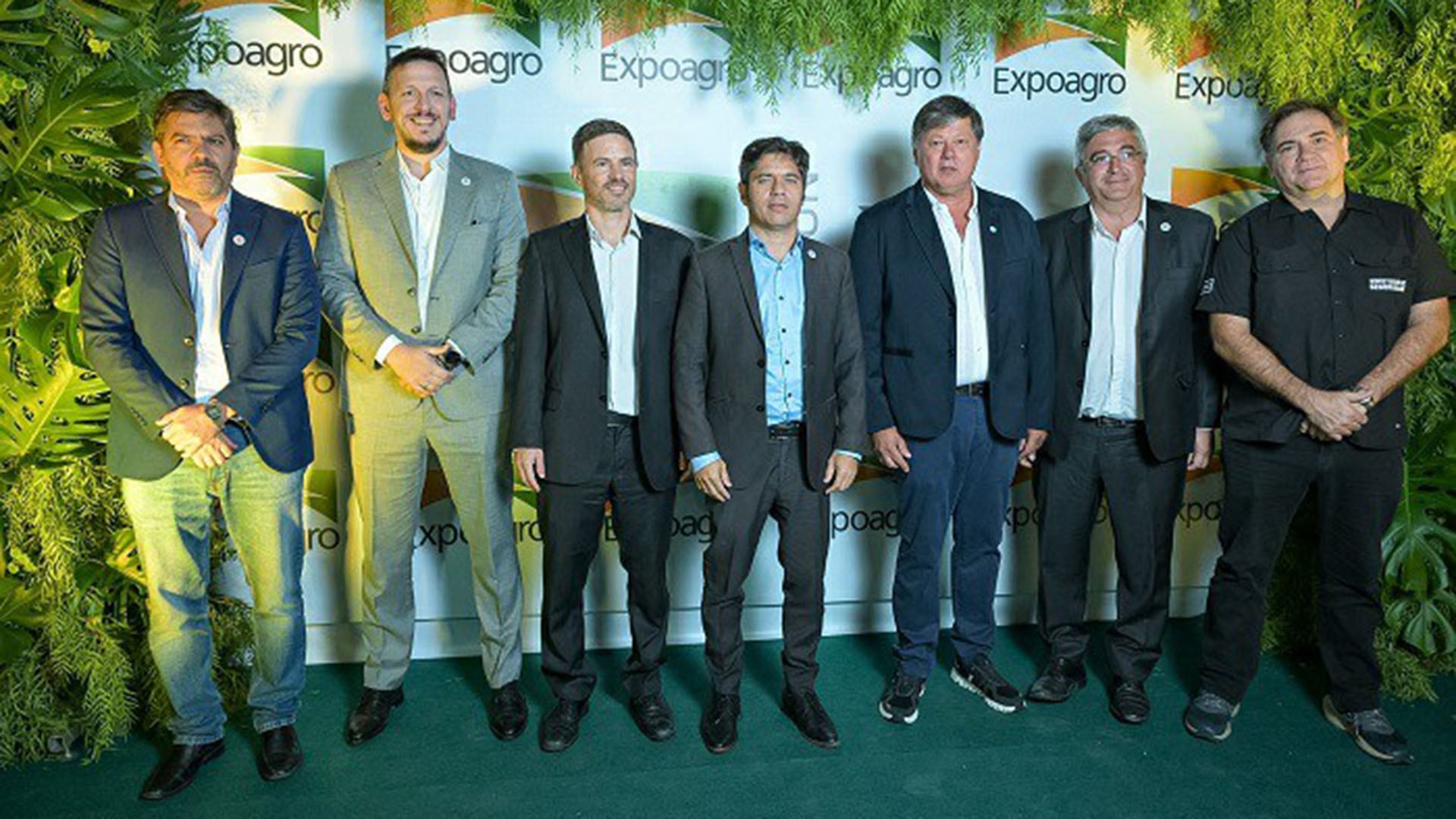 El gobernador Axel Kicillof y su gabinete posan en Expoagro, destacando el compromiso de la provincia con el sector agropecuario.