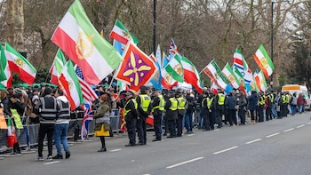 Irán convoca al embajador británico