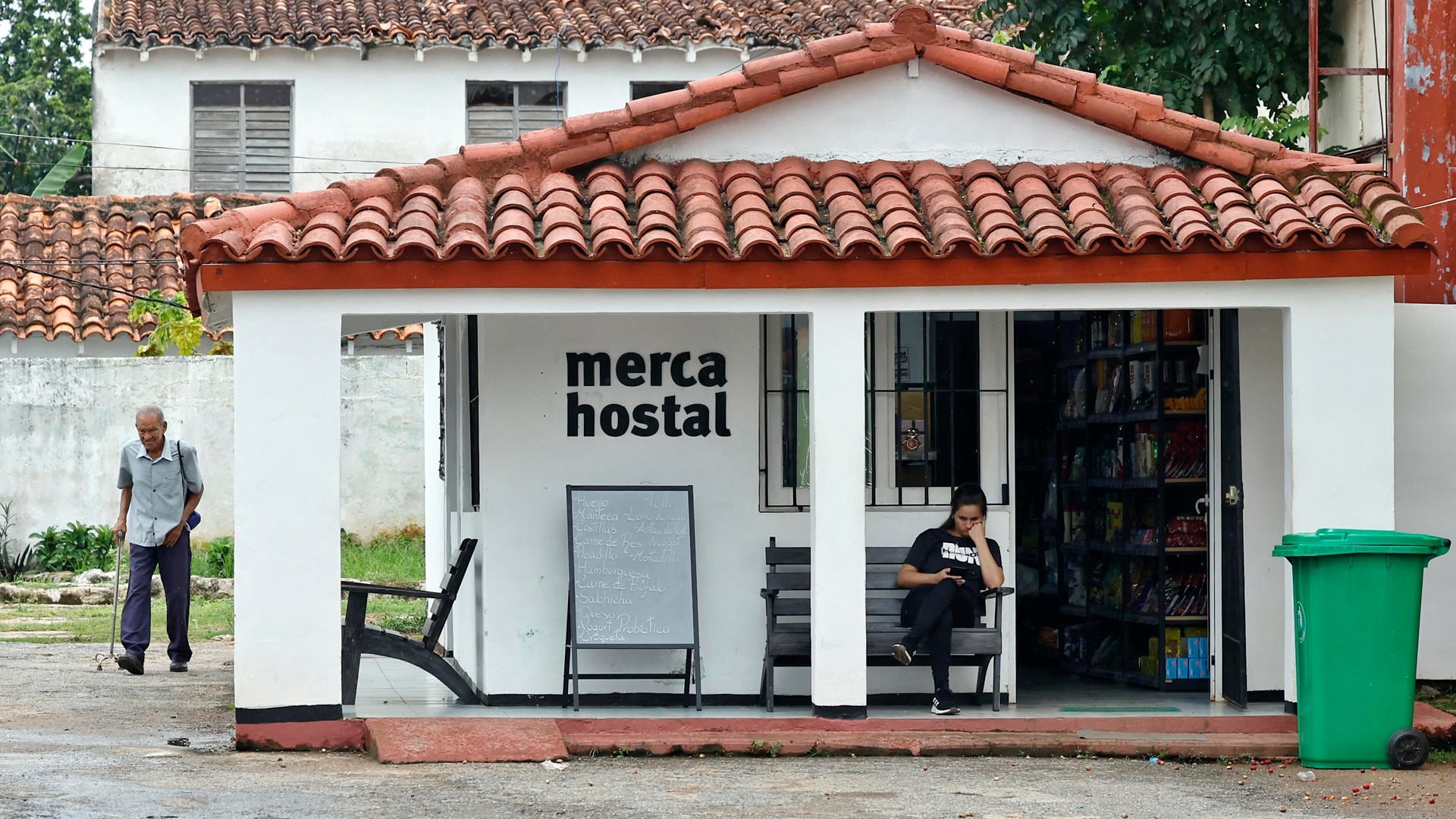 Los restaurantes, bares y excursiones de este destino cubano operan con escasa actividad o han cerrado, mientras propietarios mantienen sus espacios abiertos y exploran ventas desde los portales de sus viviendas (Foto EFE/ Ernesto Mastrascusa)