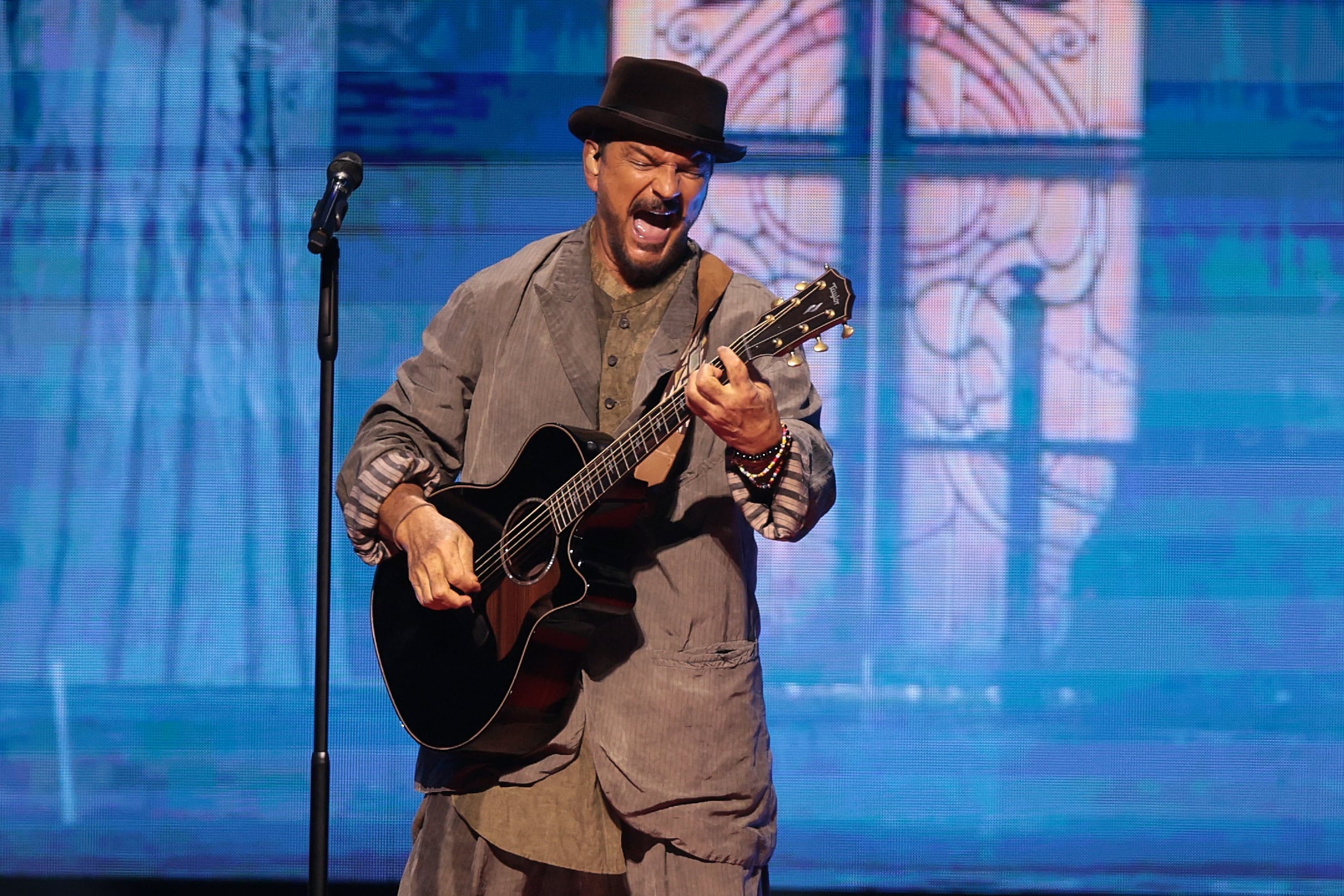 Ricardo Arjona estrenó traje oversize para lucir en su debut en Buenos Aires