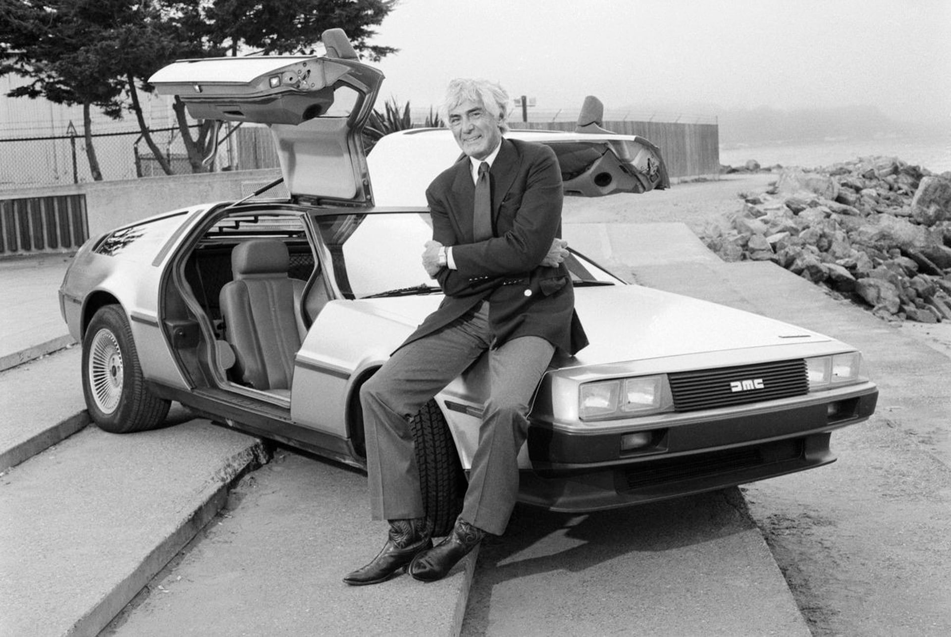 John DeLorean presentó en 1981 el automóvil DeLorean DMC-12, modelo que Robert Zemeckis y Steven Spielberg incorporaron a la película