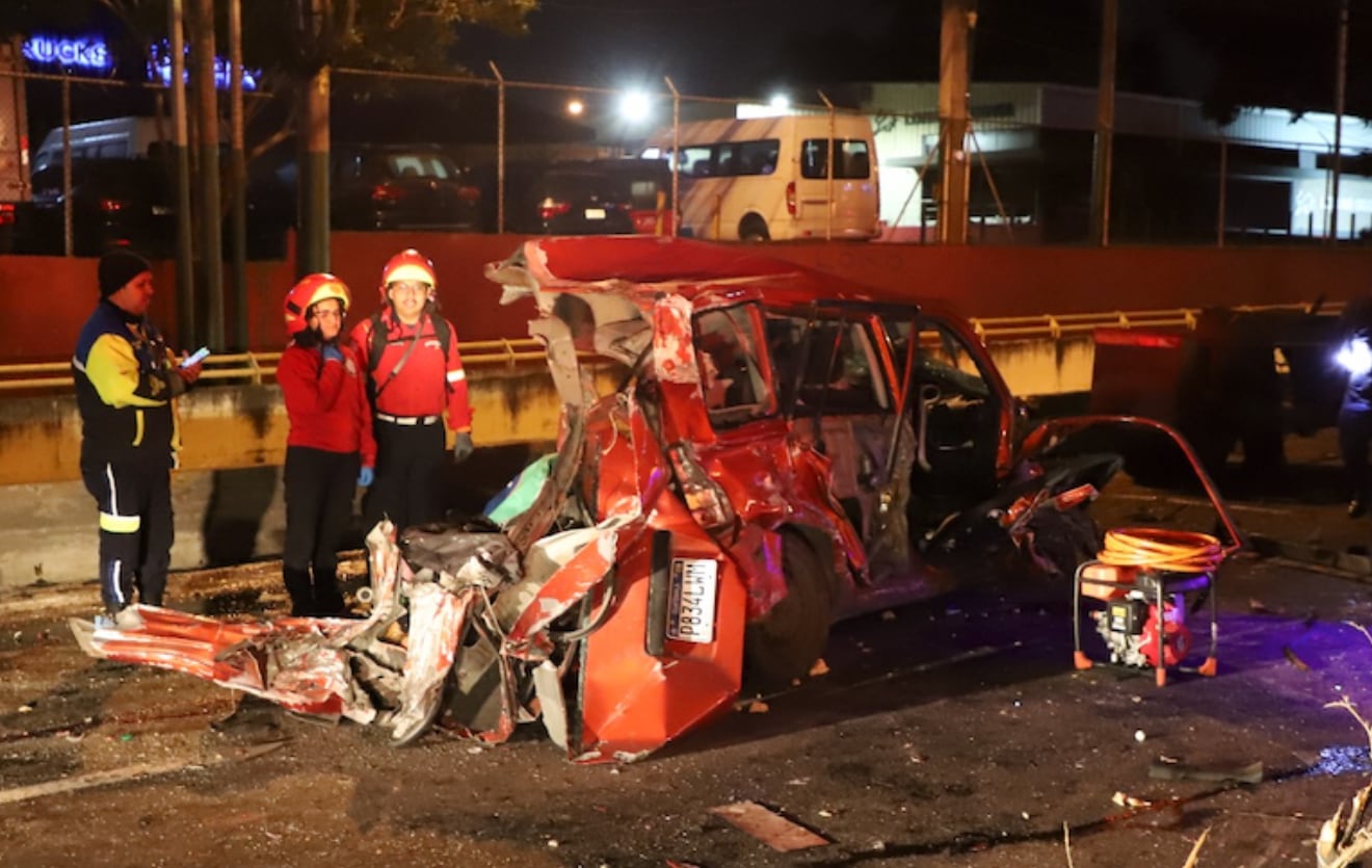 El choque provocó daños en la infraestructura vial del sector y derribó postes en el área de pasos a desnivel. (Bomberos Municipales)