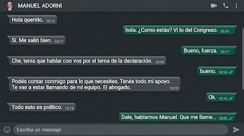 Captura de pantalla de un chat con el contacto "Manuel Adorni" mostrando mensajes sobre una declaración y apoyo político, con texto en español.
