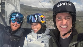 La imagen viral del príncipe Harry con Justin Trudeau y la esquiadora olímpica Eileen Gu: escapada a la nieve con Meghan Markle