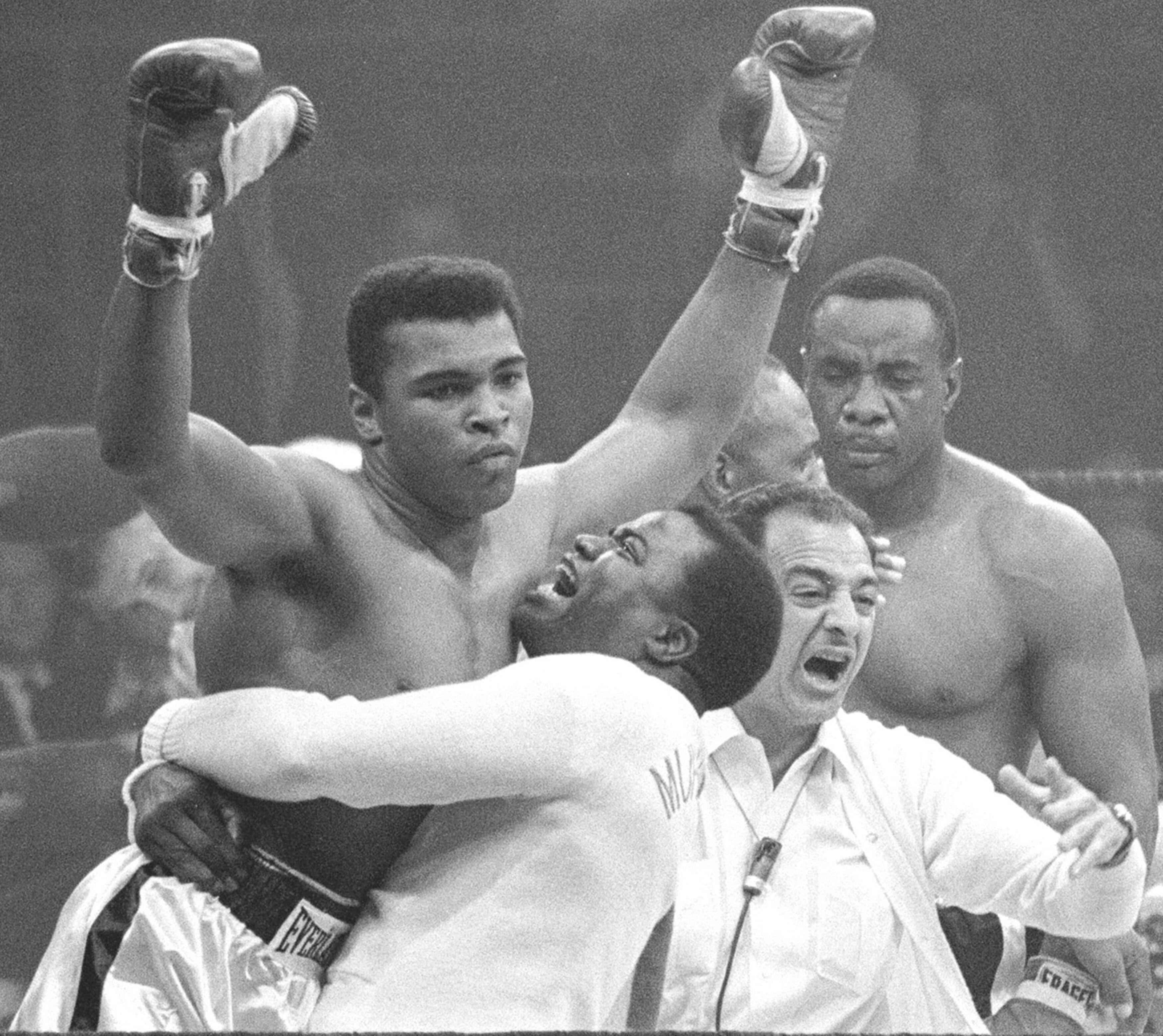 Muhammad Ali celebra su victoria frente a Sonny Liston