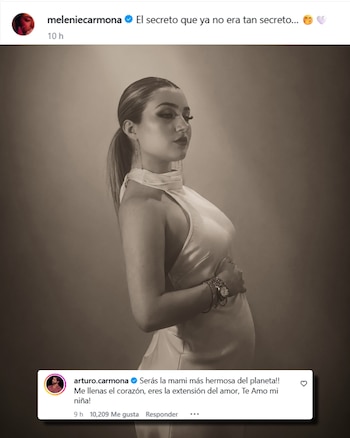 Fotografía en tono sepia de una mujer de perfil con vestimenta clara sosteniendo su abdomen, con texto de redes sociales arriba y abajo