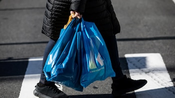 La nueva ley de plásticos de un solo uso en California genera polémica: qué cambia en tu día a día