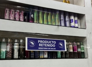 Las autoridades decomisaron 5.444 productos durante un operativo realizado en el sector de La Coca Cola, en San José. Cortesía: Ministerio de Salud