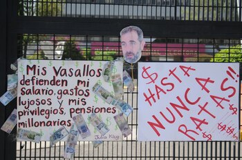 Frente a las instalaciones del