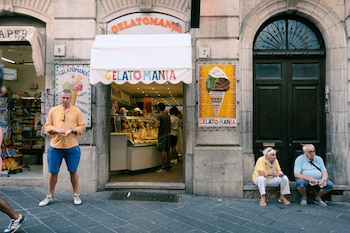 Heladería en una calle de Italia (Pexels)