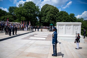 Una ceremonia en la Tumba