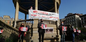 24/10/2020 Fútbol.- Homenaje en Pamplona a los fundadores de Osasuna represaliados en el golpe de Estado de 1936.
La plataforma Sadar Bizirik, junto con las asociaciones Osasunaren Memoria, Amapola del Camino, la Asociación de Familiares de Fusilados de Navarra (AFFNA-36) y familiares, han homenajeado este sábado, con motivo del centenario del Club Atlético Osasuna, a los fundadores, jugadores y miembros del club que fueron represaliados tras el golpe de Estado de 1936.
DEPORTES ESPAÑA EUROPA SOCIEDAD NAVARRA
