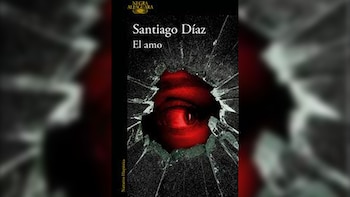 Cubierta del libro 'El amo' de Santiago Díaz, que muestra un ojo rojo intenso en el centro, visto a través de un cristal resquebrajado sobre un fondo oscuro