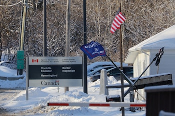 Una bandera estadounidense y una