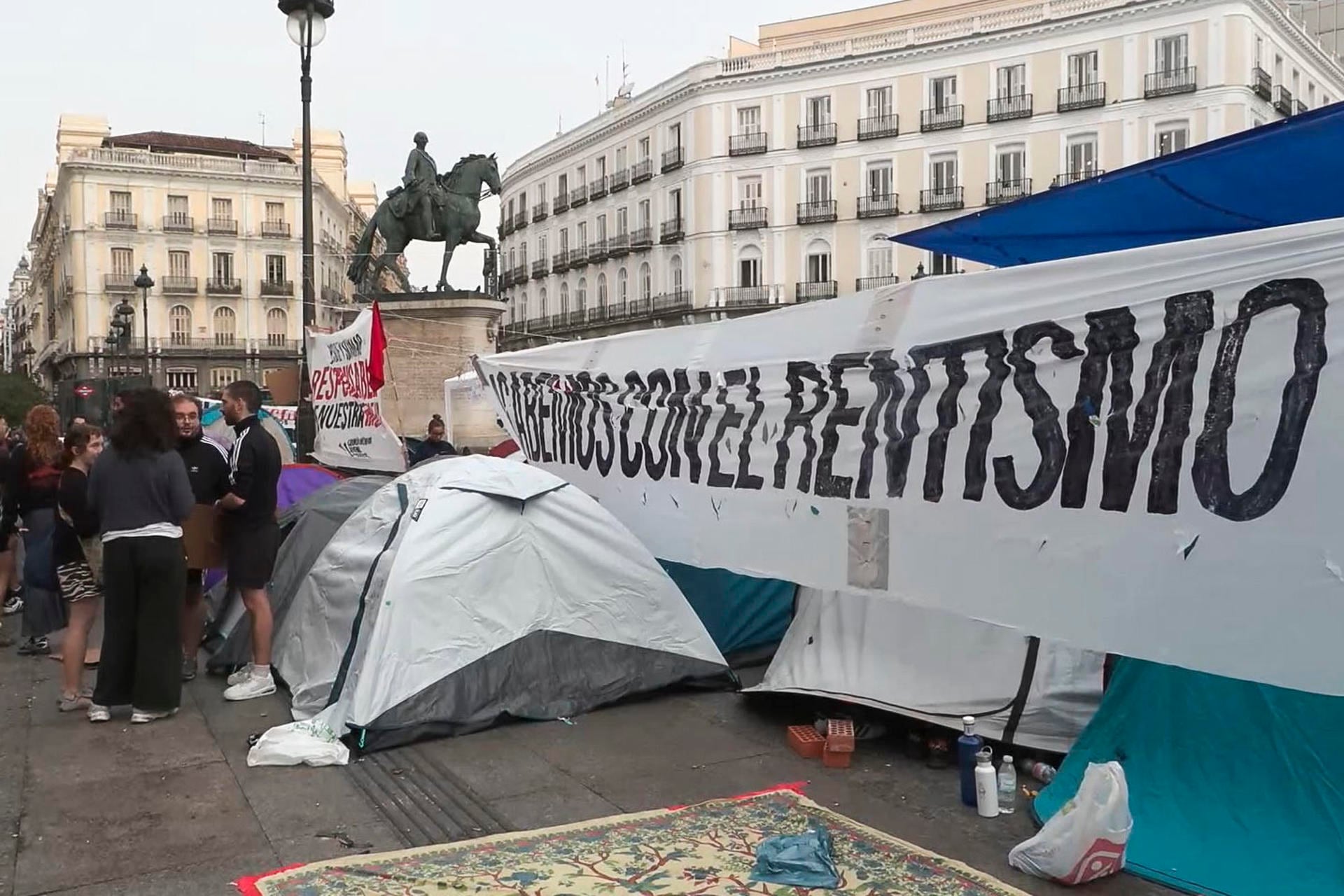 Varias personas participan en la acampada de la Puerta del Sol (Madrid) para exigir medidas de vivienda. (EFE/Angel Herrera)