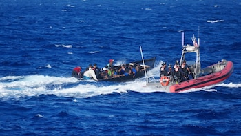 Repatriaron a más de 60 dominicanos tras interceptarlos en aguas de Puerto Rico