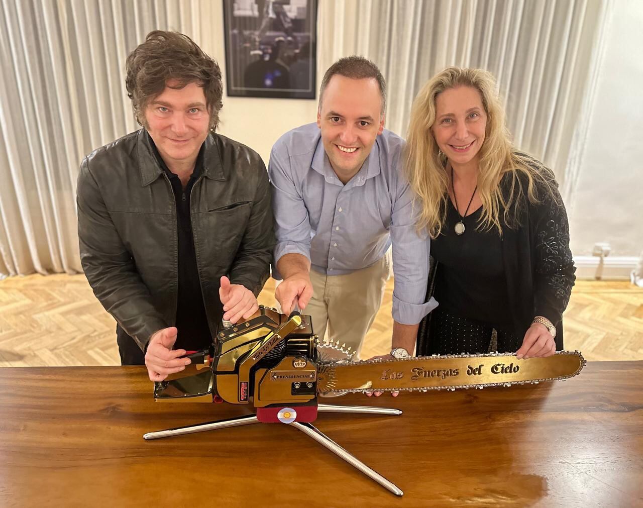Javier Milei, Manuel Adorni y Karina Milei cuando anunciaron la candidatura del vocero presidencial con una motosierra