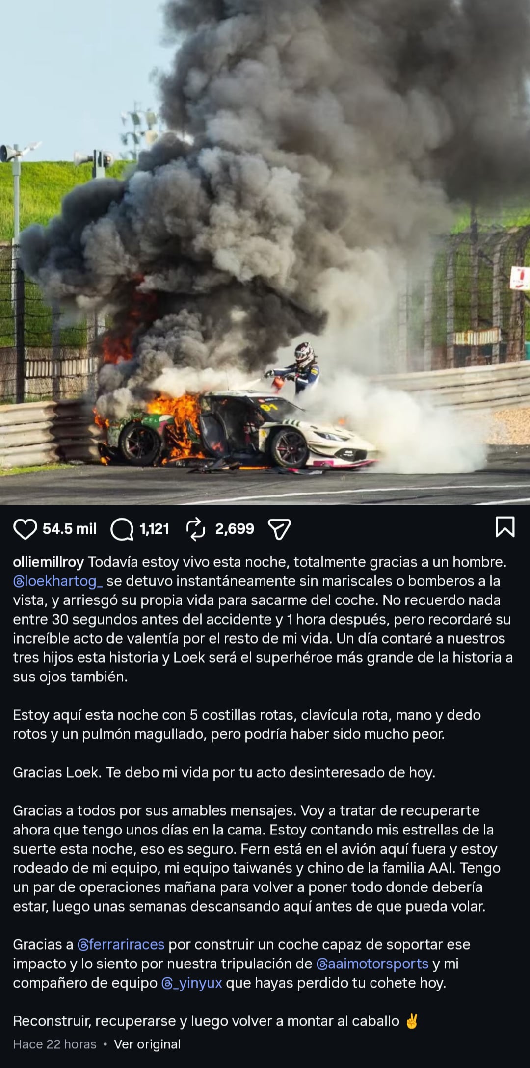 El piloto Loek Hartog auxilia a Ollie Millroy para extraerlo de un vehículo de carreras en llamas tras un accidente en la pista.