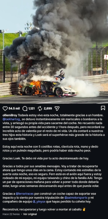 Un automóvil de carreras arde en llamas con una columna de humo negro mientras un piloto acciona un extintor al lado del vehículo
