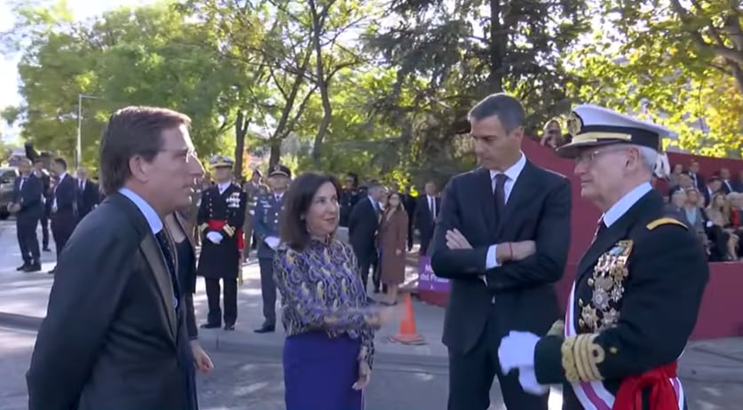 Pedro Sánchez llega a la zona de autoridades del desfile.