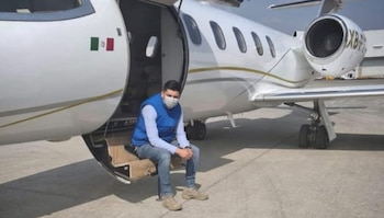 Fotografía de 'La Flaca' con una avioneta. (Threads)