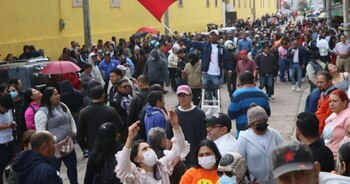 com a polícia nacional a disparar gás lacrimogéneo