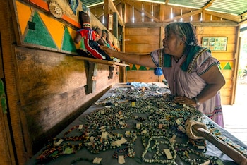 María Bejarano, artesana, muestra el 20 de marzo de 2021 gran variedad de productos, desde collares y aretes hasta muñecas, bolsos y sombreros, todo hecho a mano por ella misma, en el territorio indígena Ngäbe-Buglé de Coto Brus, en Puntarenas, San José (Costa Rica). EFE/Alexander Otárola