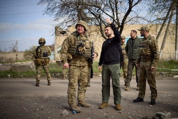 Zelensky visita el frente de