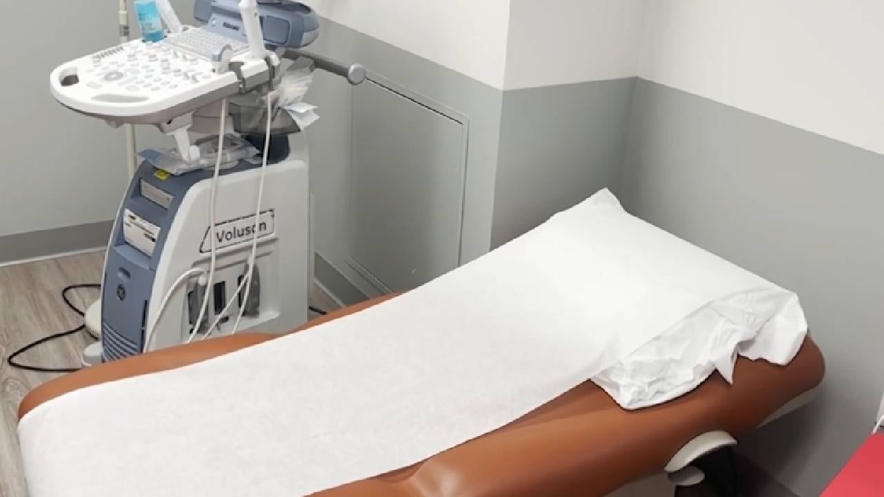 La decisión judicial ofrece una ventana de alivio hasta el 11 de mayo para médicos y pacientes que dependen de la distribución remota de mifepristona (AP)