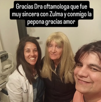 Zulma Lobato junto a La Pepona y la oftalmóloga Alonso