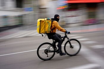 Un repartidor de delivery en