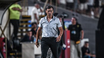 Fabián Bustos, técnico de Universitario, se niega a negociar con Santos y pide pago total de su deuda.