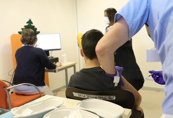 30-12-2021 Un trabajador sanitario inyecta