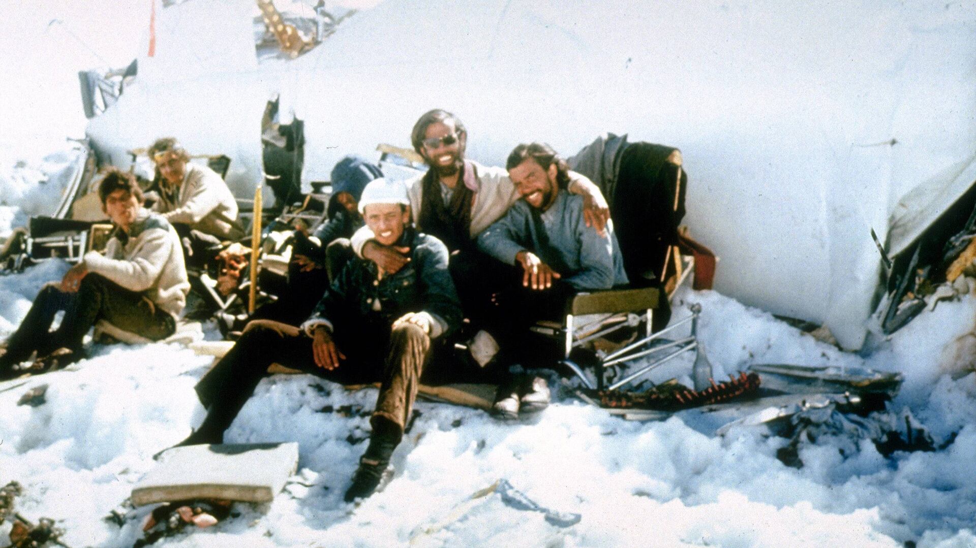 Los jóvenes pudieron refugiarse en el fuselaje del avión, pero una semana después de caer ya no tenían qué comer y solo bebían el agua que obtenían derritiendo la nieve
