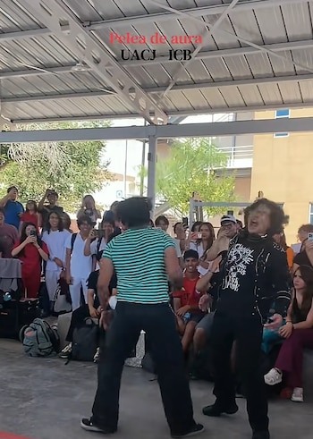 La competencia duró casi tres minutos, pero fue el beso entre los participantes lo que convirtió la grabación en uno de los videos virales del momento.