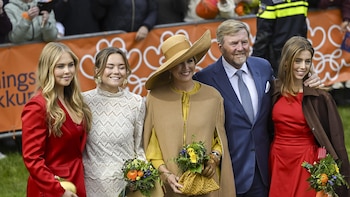 Amalia, Alexia y Ariane protagonizan el Día del Rey en Países Bajos: música, tradición y baño de masas en la ciudad de Dokkum