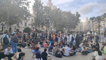 Jóvenes acampan en la Plaza del Ayuntamiento tras la manifestación por la vivienda e incidentes con Policía