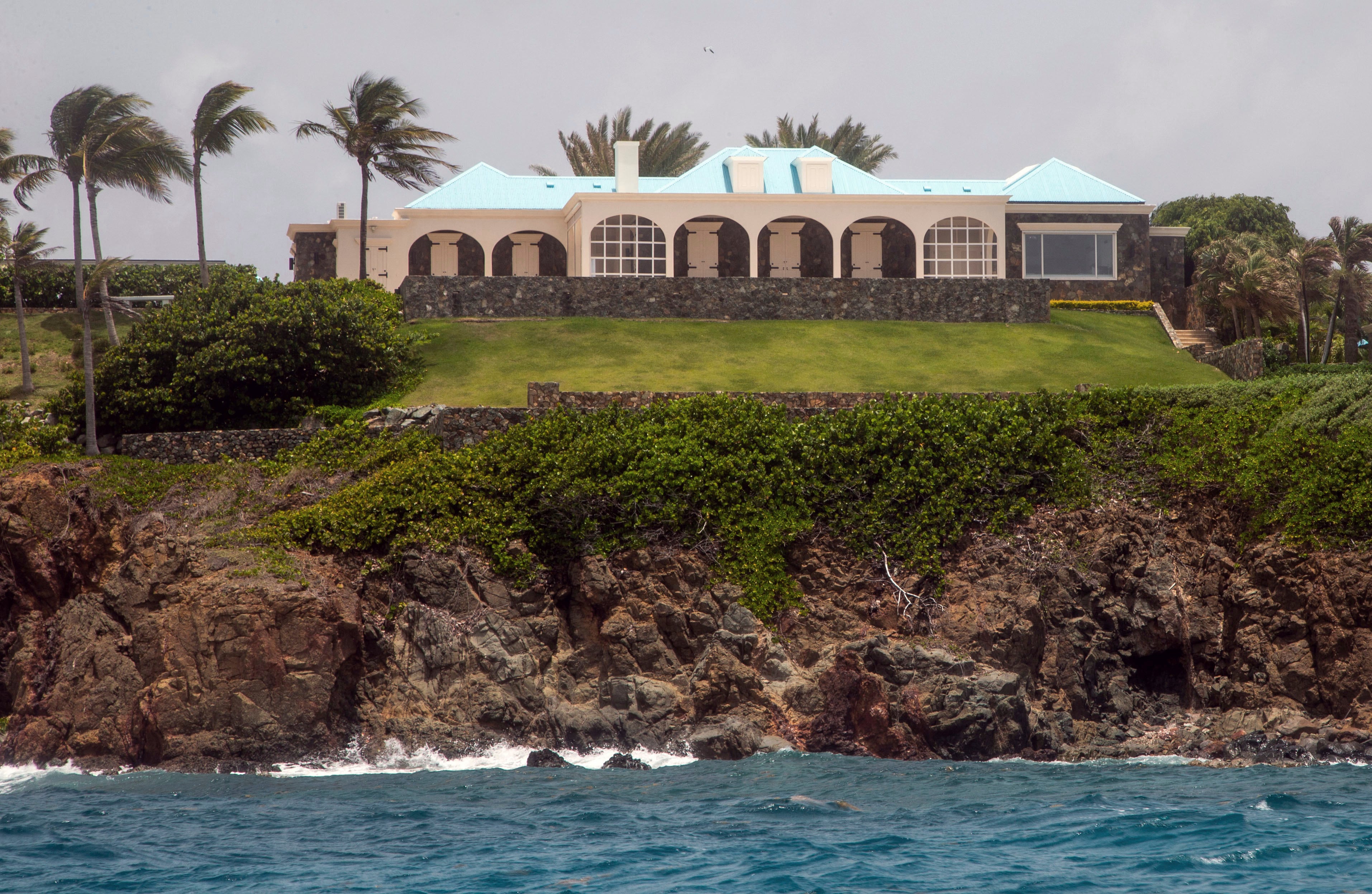 Una de las casas de Jeffery Epstein en la isla Little Saint James, en las Islas Vírgenes Estadounidenses, el 8 de julio de 2019. (Foto AP /Gianfranco Gaglione)