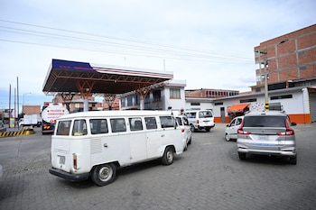 Vehículos esperan en fila para