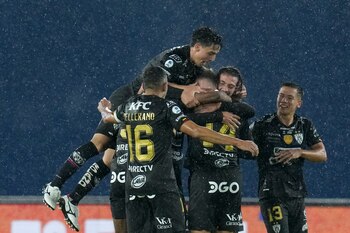 Mateo Carabajal (centro) celebra tras anotar un gol para Independiente del Valle de Ecuador ante Flamengo de Brasil en la Recopa Sudamericana, el martes 21 de febrero de 2023, en Quito. (AP Foto/Dolores Ochoa)