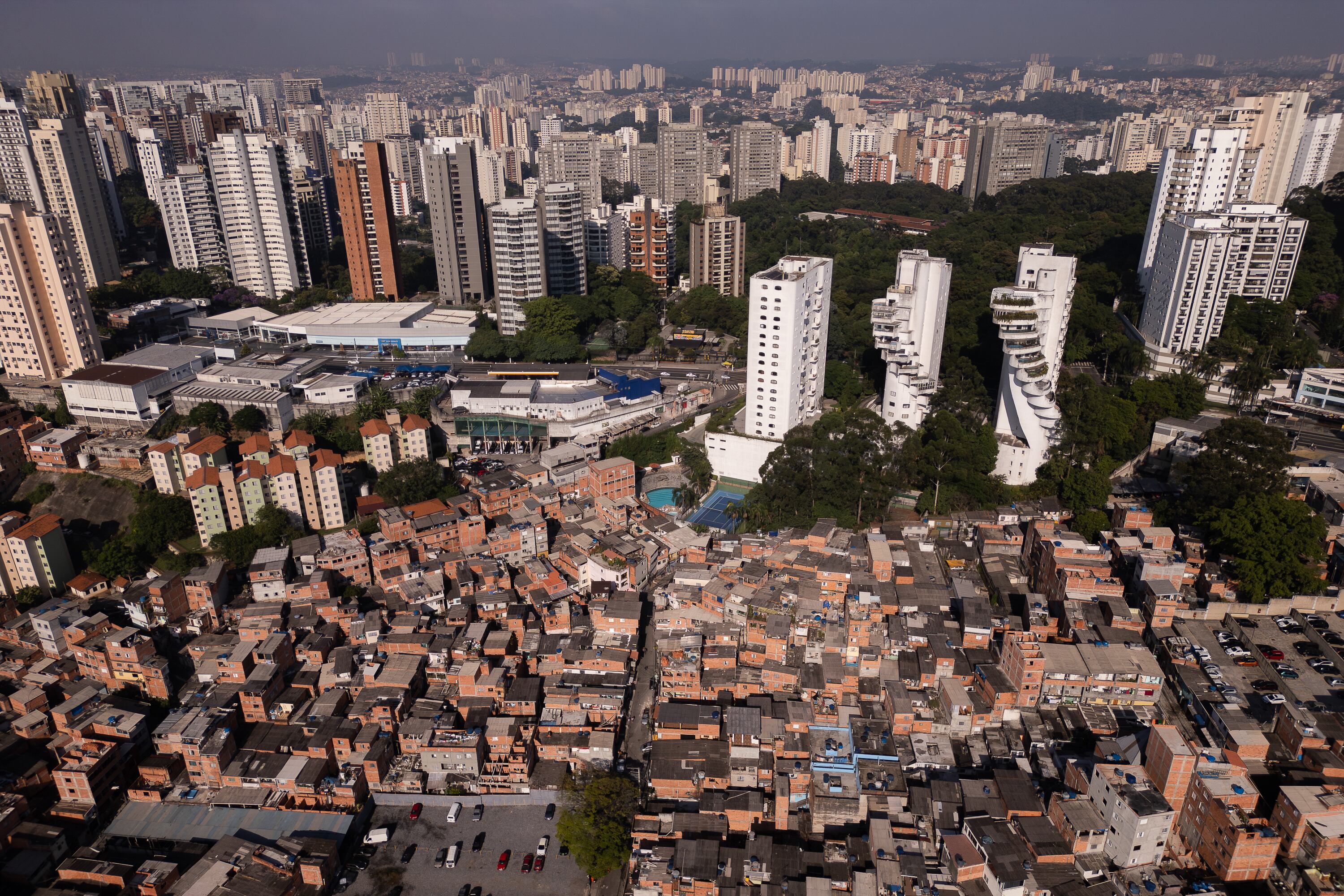 Fotografía que muestra la favela Paraisópolis frente a una zona de edificios de lujo, en la zona sur de la ciudad de São Paulo (Brasil). EFE/ Isaac Fontana