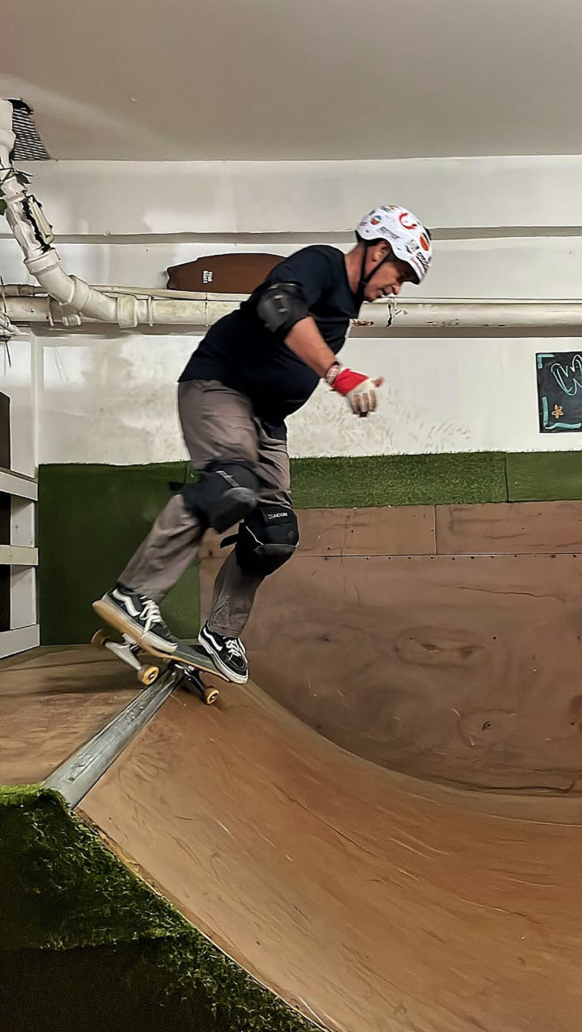 Cornali desmitifica la imagen negativa de los skaters y destaca la importancia de un estilo de vida saludable para progresar.