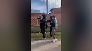 Detuvieron a un padre y a su hijo acusados de golpear a un adolescente con un machete
