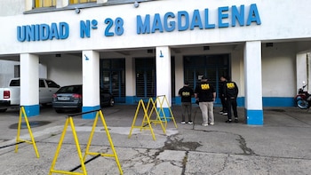 Estafas desde la cárcel: allanaron a un penitenciario acusado de gestionar pedidos y transferencias del asesino del Mago Alex