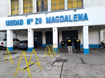 Estafas desde la cárcel: allanaron a un penitenciario por supuestos vínculos con el asesino del Mago Alex y su novia
