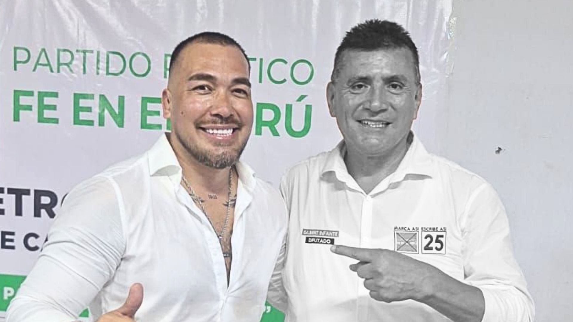 Gilbert Infante, candidato a diputado, sonríe junto a un partidario frente a un cartel de campaña para las Elecciones Perú 2026. (Facebook Gilbert Infante)
