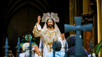 Cientos de fieles vivieron con júbilo y devoción la procesión de Cristo Resucitado en el Centro Histórico de San Salvador